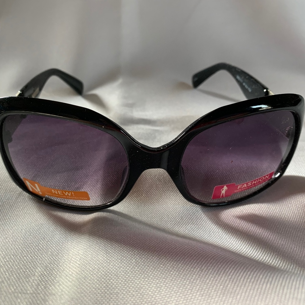 NWOT. Foster Grant Sunglasses!